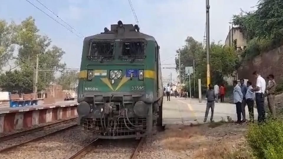 Muri Express engine fails at Hathras Junction