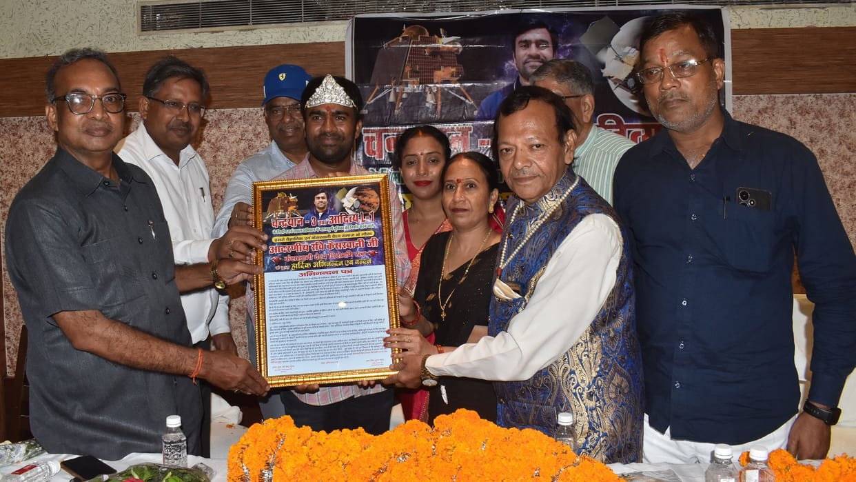 ISRO scientist Ravi honored with a silver crown, Mayor said - youth will get inspiration