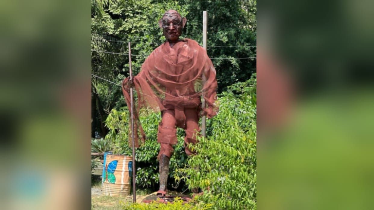 Mahatma Gandhi statue made from junk in  Meerut, Unique effort of Municipal Corporation