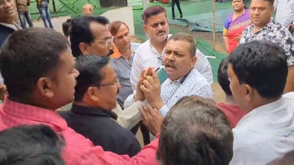 कांग्रेसी आपस में भिड़े