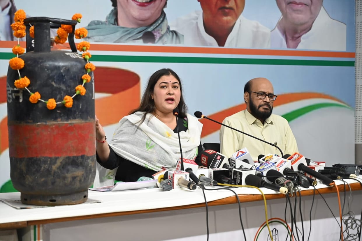 MP Election: Increase in the price of commercial gas, Congress cornered BJP, garlanded the cylinder as a tribu