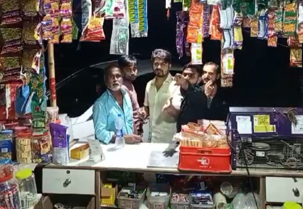BJP councilor beats up shopkeeper, Turns around after agreement, Complaint to police commissioner