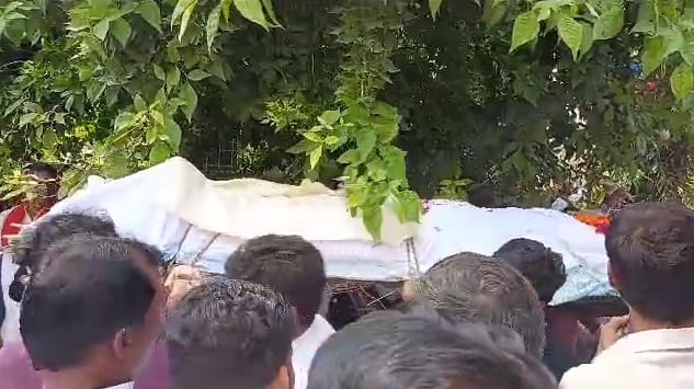 Prof  Ramagopal Yadavs elder brother passed away, entire family including Akhilesh Yadav participated in the l