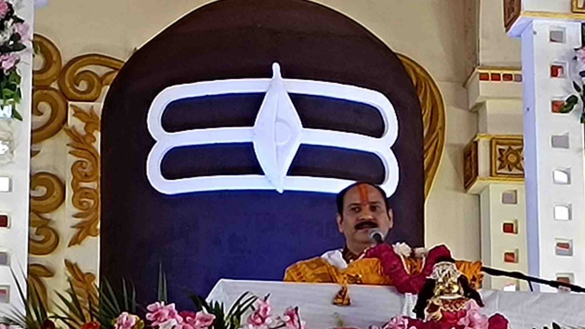 कोटा में कथा वाचन करते पंडित प्रदीप मिश्रा।