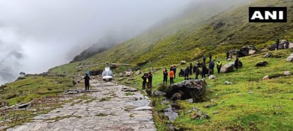 चारधाम यात्रा 2023: केदारनाथ धाम में मौसम खराब, पैदल मार्ग पर हेलीकॉप्टर ने की इमरजेंसी लैंडिंग Chardham Yatra 2023 Bad weather in Kedarnath Dham helicopter made emergency landing on walking route