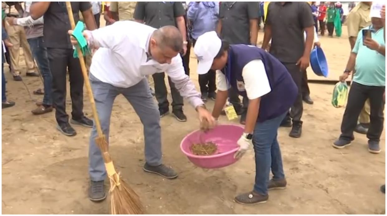 Israeli diplomat Kobbi Shoshani participated in the clean-up drive under Swachhata Hi Seva campaign at Mumbai
