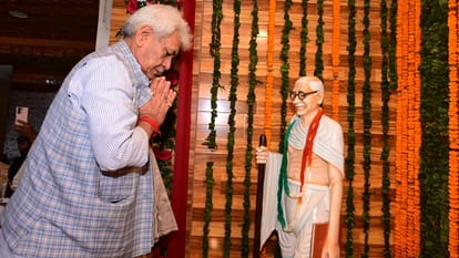 श्रीनगर: सचिवालय में महात्मा गांधी की प्रतिमा और चरखा स्थापित, LG बोले- स्वदेशी आंदोलन का प्रतीक है चरखा lg manoj sinha unveils statue of Mahatma Gandhi and Charkha installation at Civil Secretariat Srinagar