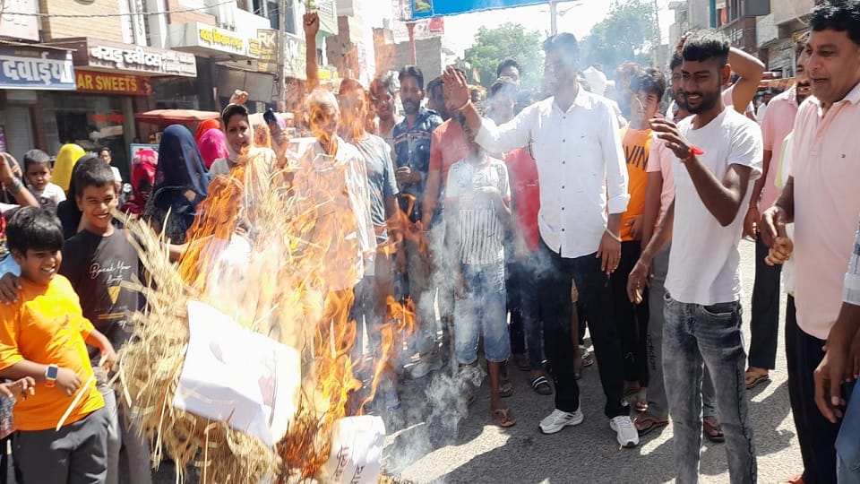 Troubled by problem of sewer blockage due to dairies in Fatehabad, people burnt the effigy of Minister