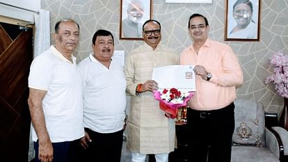 Businessmen meet to Deputy CM Brajesh Pathak to stop online trade of clothes.