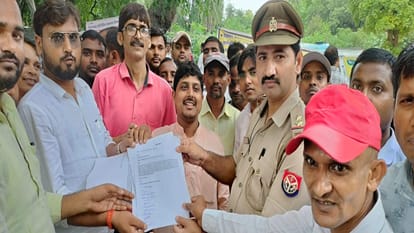 Youth did mass fast on Gandhi Jayanti, protested and raised voice for employment rights.