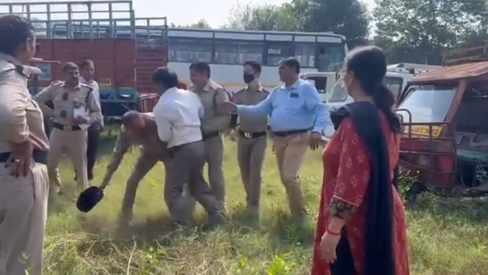 Haridwar Crime News ARTO assaulted SI during cleanliness drive video goes viral