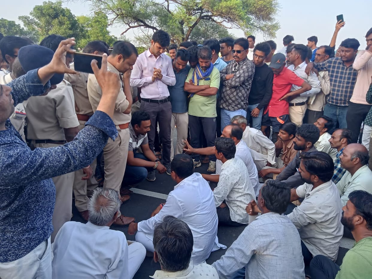 Mandsaur News: Woman burnt to death due to electric shock, Congress and Bhim Army stopped traffic