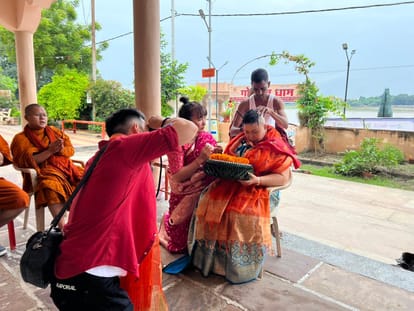Pitru Paksha 2023 Thai film star performed Tripindi Shraddha of ancestors in Varanasi his mother got tonsure