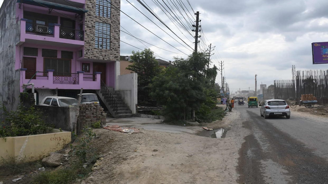 Service lane from Nausad to Padleganj Put red marks for damaged
