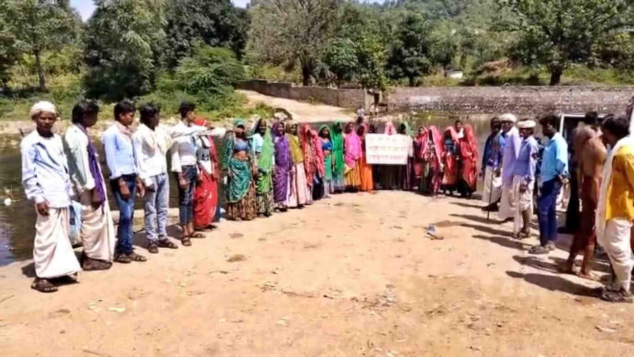 Villagers demonstrated in Sirohi and demanded construction of bridge and road