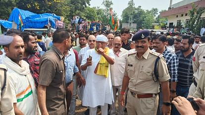 MP Election: कांग्रेस की लोकतंत्र बचाओ पैदल यात्रा को पुलिस ने लांबाखेड़ा में रोका, दिग्विजय सिंह पहुंचे MP Election: Police stopped Congress's Save Democracy march in Lambakheda, Digvijay Singh reached