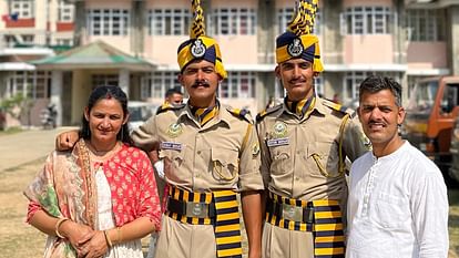 कांगड़ा के शाहपुर के सगे भाई रिशव और रितेश माता-पिता के साथ।