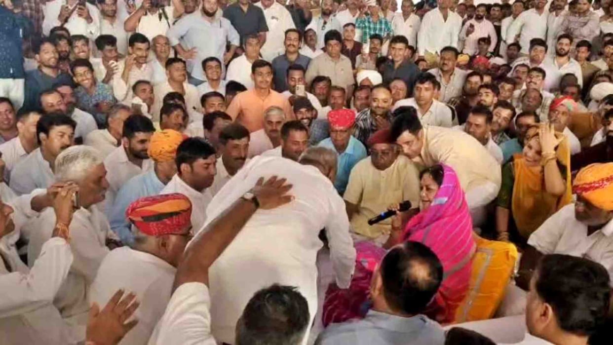 Congress MLA Mevaram Jain touched Vasundhara's feet in Barmer