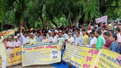 Youth did mass fast on Gandhi Jayanti, protested and raised voice for employment rights.