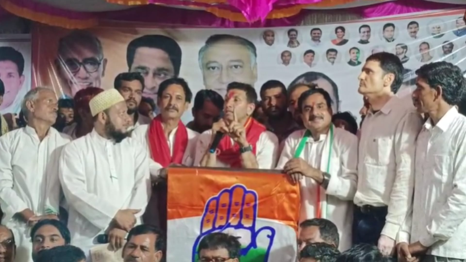 सभा को संबोधित करते जीतू पटवारी
