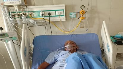 Aligarh News: बुजुर्ग पर सांड ने किया जानलेवा हमला, पसलियां टूटीं, आईं आंतरिक चोटें, हालत नाजुक Bull attacks elderly man fatally
