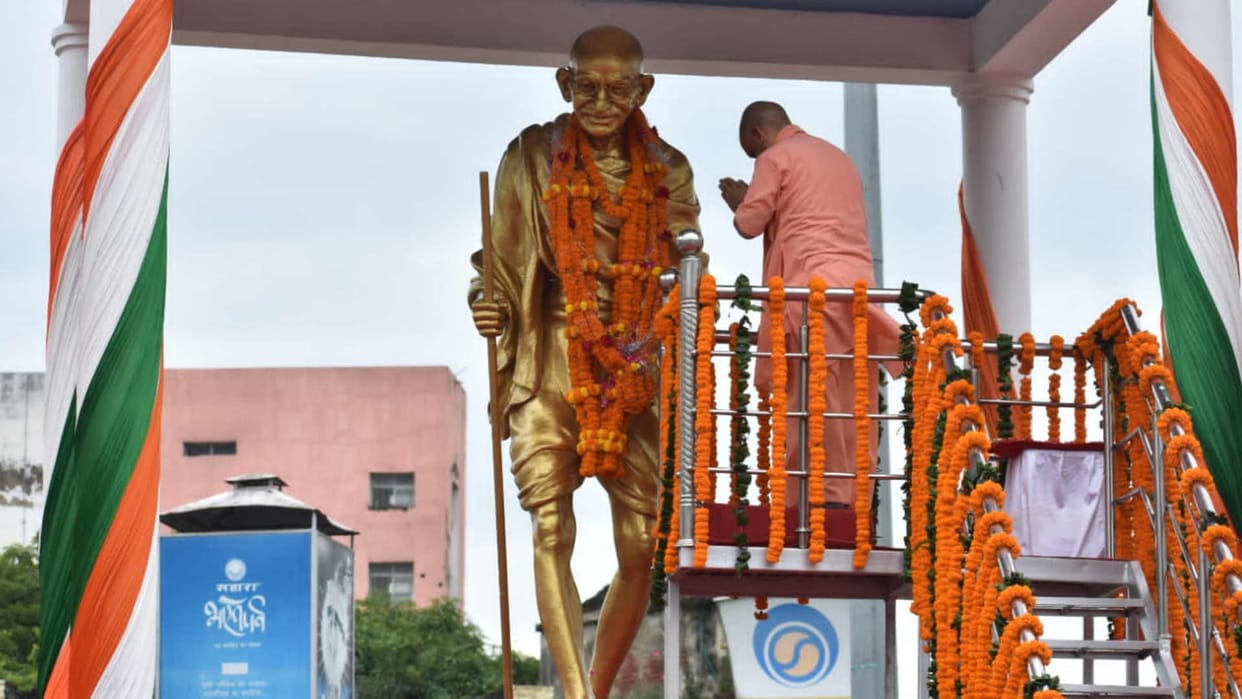 CM Yogi garlanded the statues of Mahatma Gandhi and Lal Bahadur Shastri
