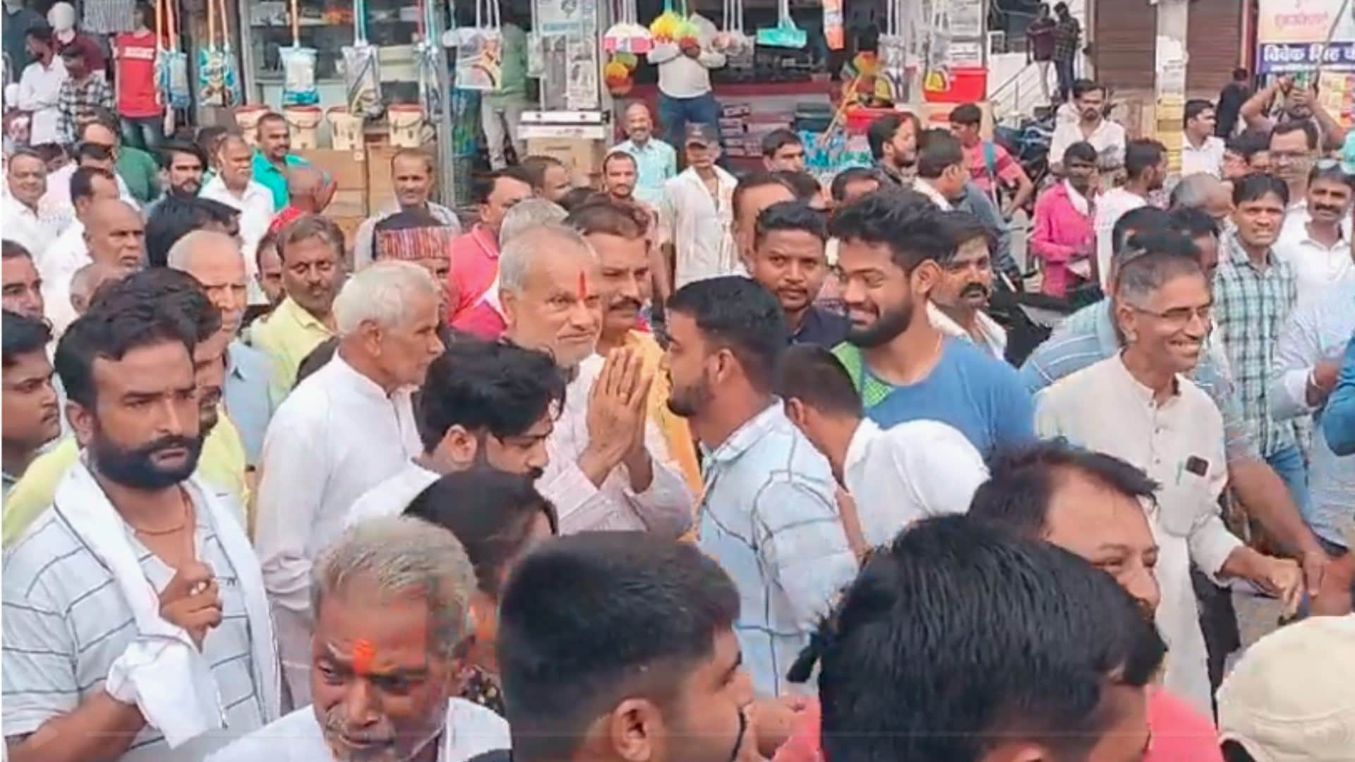 सीधी में विधायक शुक्ला ने पैदल यात्रा निकाली।