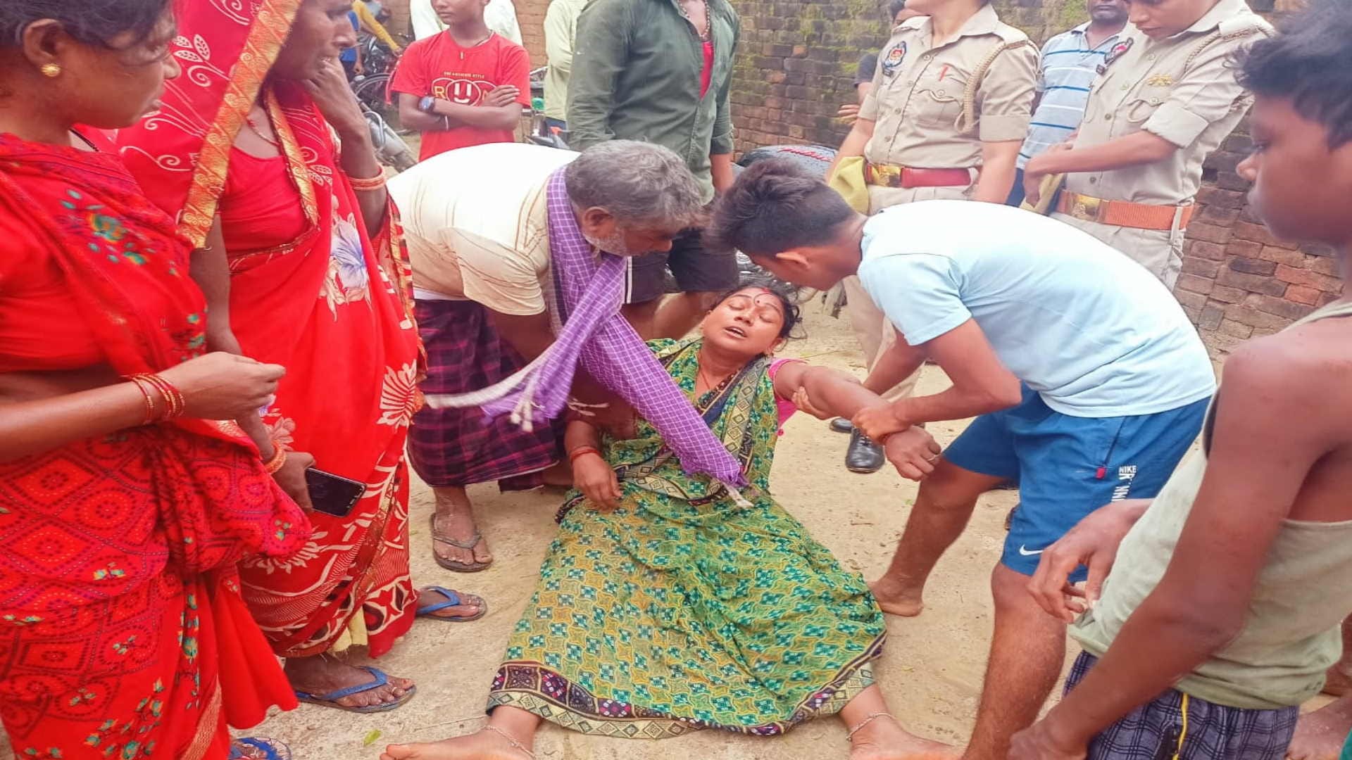 Deoria Murder News: Former District Panchayat Member Including Two Children Six Murdered in Deoria Up