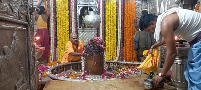 Ujjain: बाबा महाकाल के दर्शन करने आए मिर्ची बाबा के बदल गए स्वर, आज की प्रशासन की जमकर तारीफ Ujjain: Mirchi Baba, who came to see Baba Mahakal, changed his tone, praised today's administration.