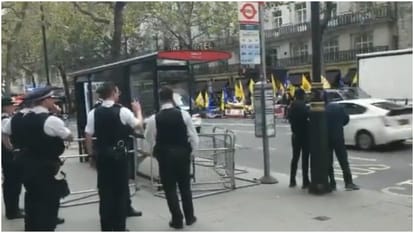 UK: लंदन में भारतीय उच्चायोग के बाहर खालिस्तान समर्थकों का दुस्साहस, प्रदर्शन के बीच ब्रिटिश सुरक्षा बल तैनात Khalistan supporters have gathered outside the Indian High Commission in London UK staging a protest