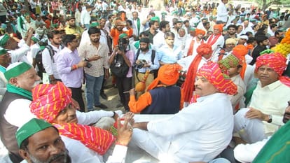 Farmers in Delhi paid tribute to Lal Bahadur Shastri on his birth anniversary