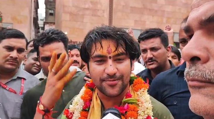 Bageshwar Baba  Pandit Dhirendra Shastri reached arrived Varanasi worship in kashi Vishwanath temple