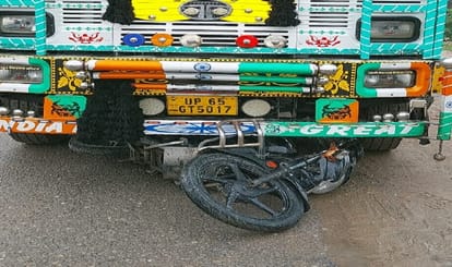 वाराणसी: बाइक सवार दंपती को तेज रफ्तार ट्रक ने मारी टक्कर, पति की मौत, पत्नी की हालत गंभीर Road Accident in varanasi husband died and wife injured after truck hit Couple riding bike