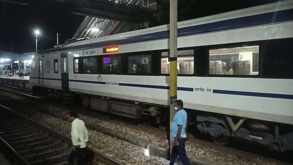 Vande Bharat Express stopped at Shikohabad station brake binding jammed