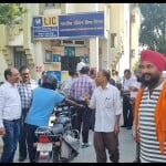 भूकंप के बाद घरों और कार्यालयों से बाहर निकले लोग