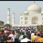 ताजमहल पर उमड़ी पर्यटकों की भीड़।