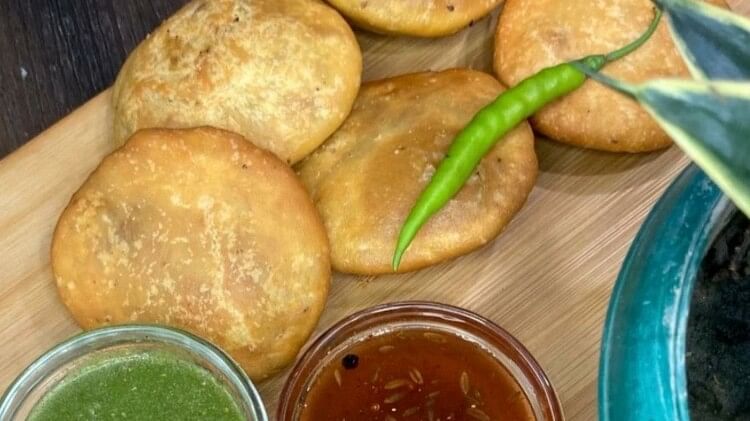 how to make Pyaaz Ki Kachori at home Pyaaz Ki Kachori recipe in hindi