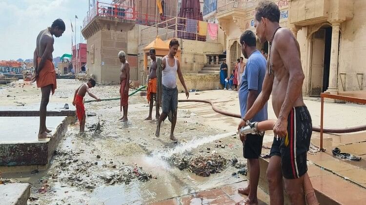 देव दीपावली: गंगा का जलस्तर कम होने के साथ ही घाटों की सफाई शुरू, छठ पूजा तक चमचमाएंगे घाट