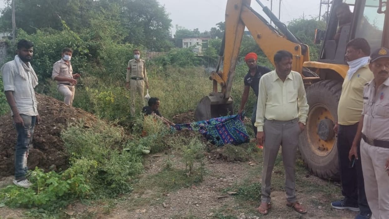 Damoh News: Unknown dead bodies kept in the district hospital were infested with insects