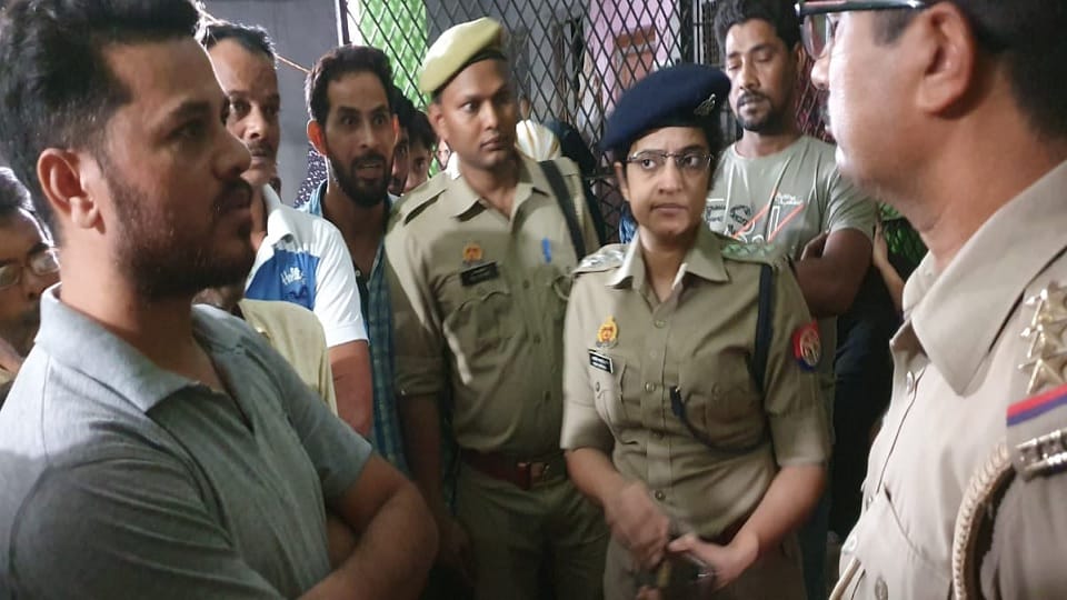 Amroha: 11th class student murdered by stabbing, incident in mobile shop, case against two people