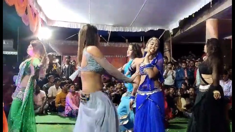 Bar girls danced vigorously on birthday former BJP MLA in Manendragarh