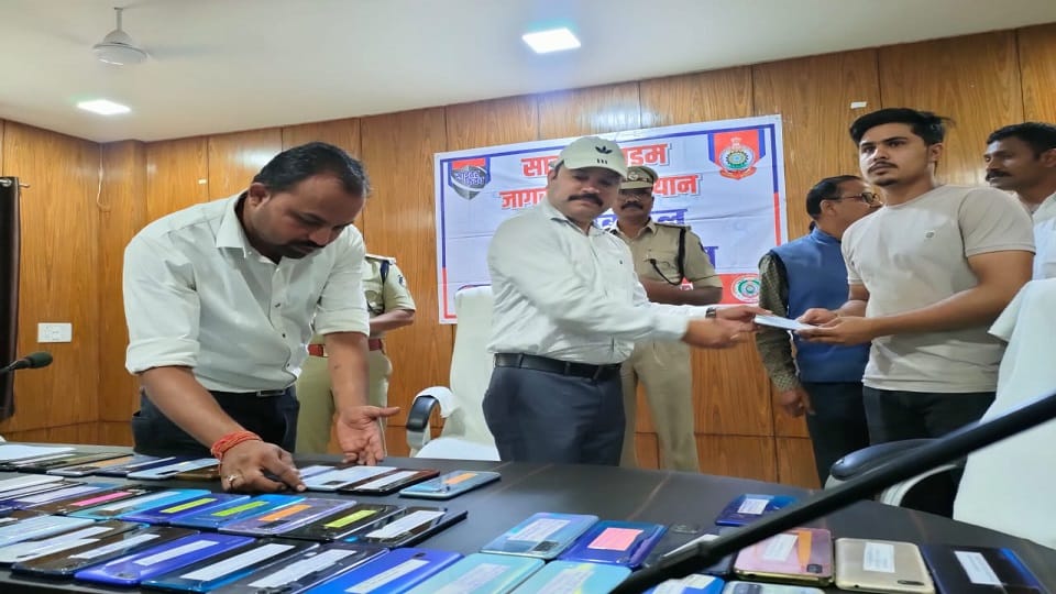 फोन पाकर लोगों के खिले चेहरे