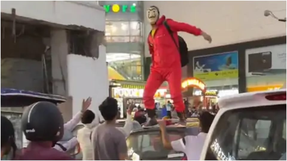 Jaipur Viral Video Youth arrested for blowing currency notes like money heist web series