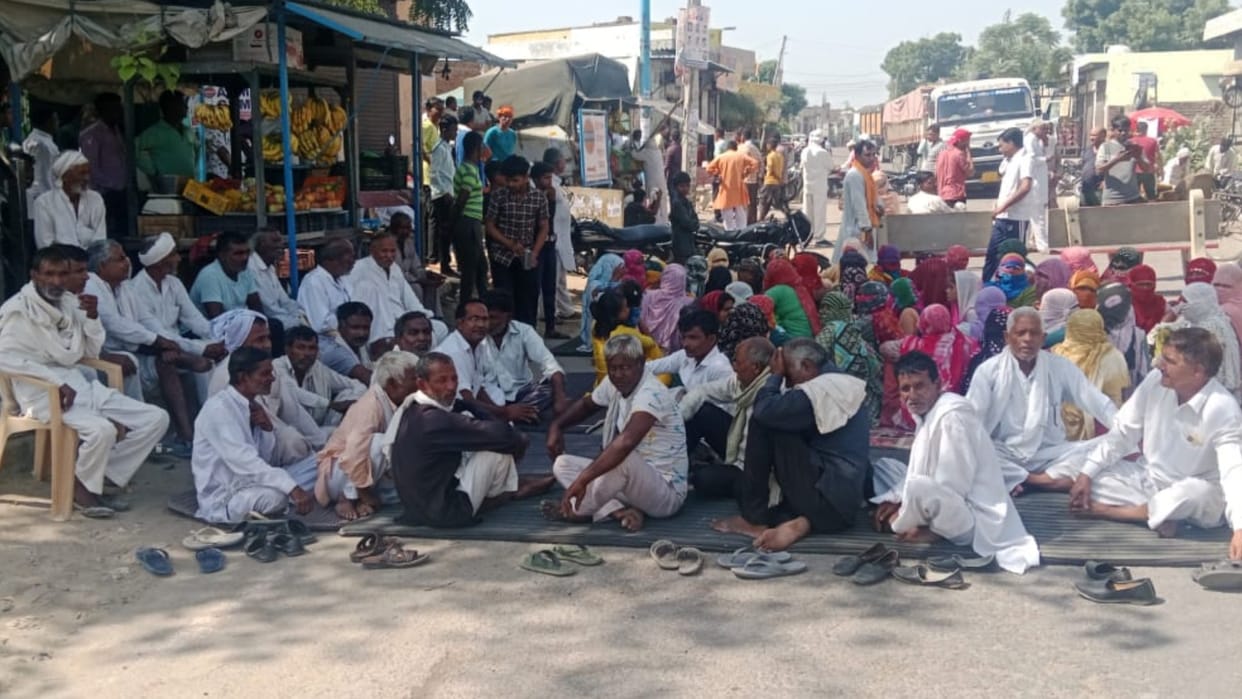Rohtak: Villagers blocked Lakhnamajra Road demanding arrest of Sheeshpal's murderers