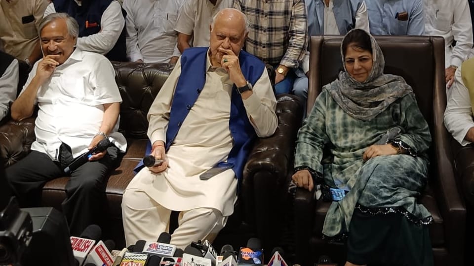 Opposition meeting in Jammu: Farooq Abdullah targeted Ghulab Nabi azad and Altaf Bukhari