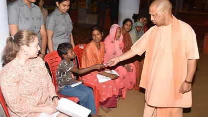 गोरखपुर: जनता दर्शन में सीएम योगी आदित्यनाथ ने सुनी लोगों की समस्याएं, बोले- बिना देर किए पीड़ित की हो मदद CM Yogi Adityanath listened to problems of people in Janata Darshan