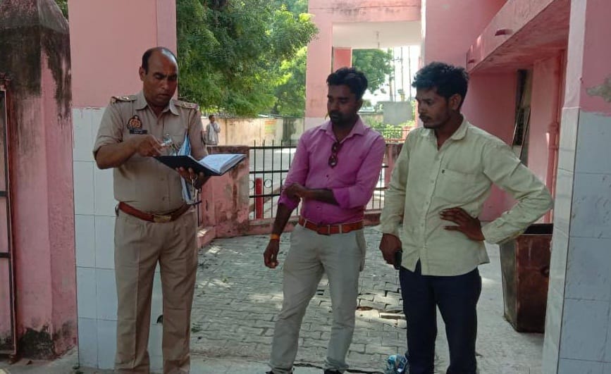 Auraiya road accident, Unknown vehicle hits bike, old man dies and father and son serious, search for driver