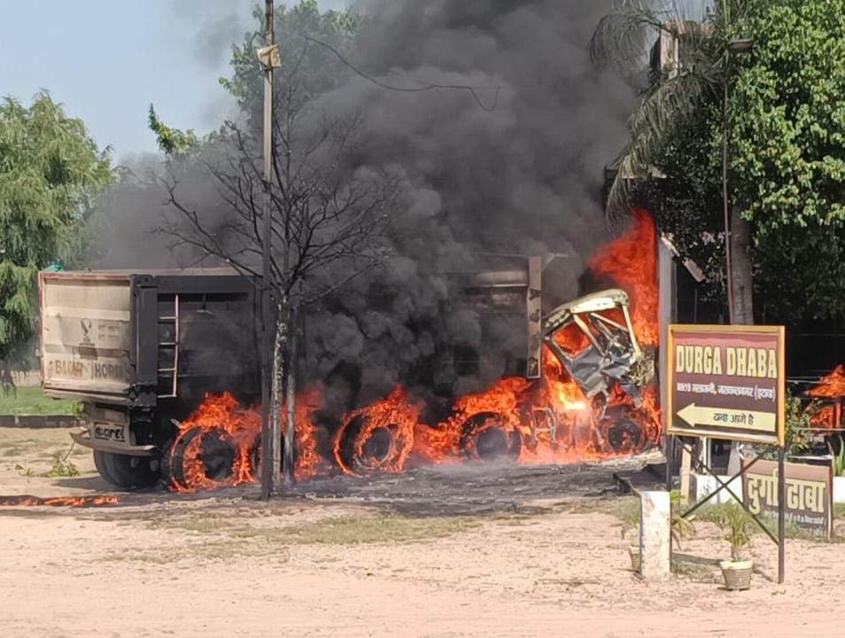 Tragic accident in Etawah, Dumper went out of control and entered the hotel, attendant died in fire, driver re