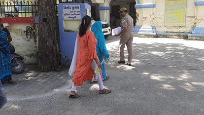 women victim tries to commit suicide in Mainpuri SP office