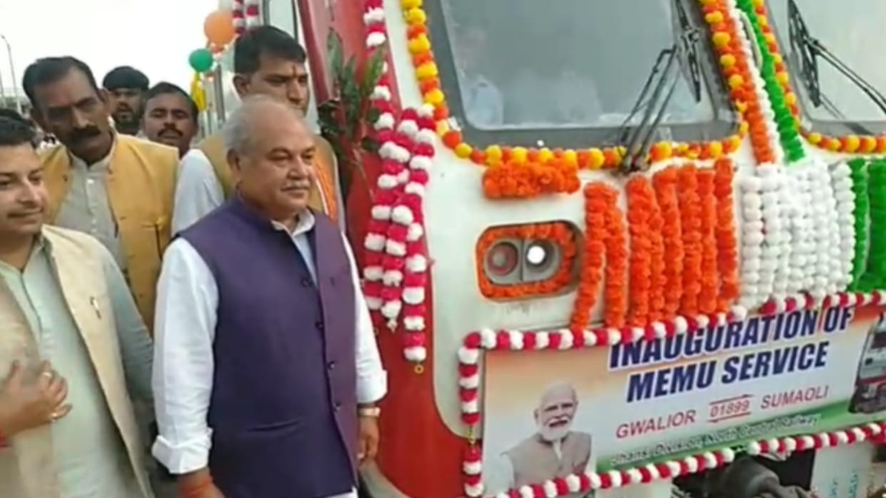 Gwalior: PM Modi gifted memo train to Chambal, Union Minister Narendra Singh Tomar took the first journey.